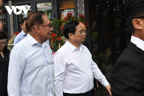 Đây là lần đầu tiên Thủ tướng Malaysia Anwar Ibrahim thăm Việt Nam. Mặc dù lịch hoạt động dày đặc, nhưng hai nhà lãnh đạo vẫn dành cho nhau khoảng thời gian cởi mở tại Phố Sách. Chuyến thăm lần này của Thủ tướng Malaysia tới Việt Nam có ý nghĩa quan trọng, trong bối cảnh hai nước kỷ niệm 50 năm thiết lập quan hệ ngoại giao.