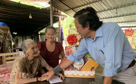 Ông Nguyễn Hữu Khánh thăm, tặng quà Mẹ Việt Nam anh hùng Nguyễn Thị Bông.