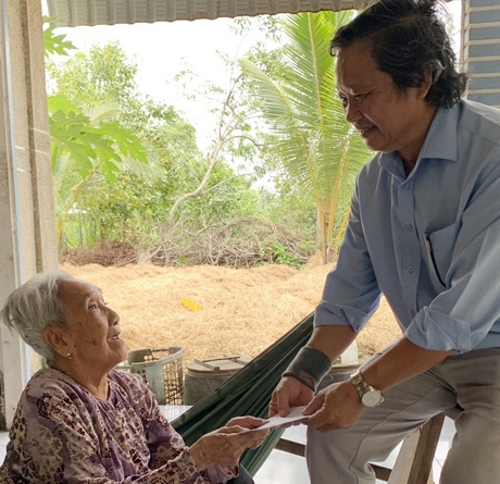 Ông Nguyễn Hữu Khánh thăm, tặng quà Mẹ Việt Nam anh hùng Phan Thị Khéo.