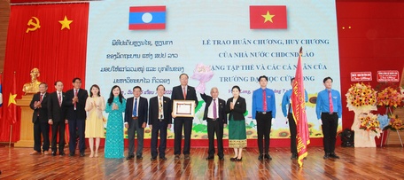 Trường ĐH Cửu Long vinh dự đón nhận Huân chương Lao động Hạng ba của Chủ tịch nước Cộng hòa Dân chủ nhân dân Lào.