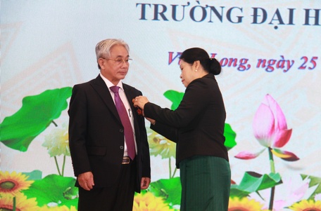 PGS.TS Lương Minh Cừ- Hiệu trưởng Trường ĐH Cửu Long được nhận Huân chương Lao động Hạng ba của Chủ tịch nước Cộng hòa Dân chủ nhân dân Lào.