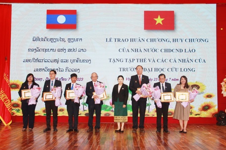 7 cá nhân có thành tích xuất sắc trong việc đào nguồn nhân lực, góp phần phát triển kinh tế- xã hội cho nước Lào được tặng Huy chương hữu nghị.
