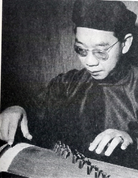 GS.TS Trần Văn Khê biểu diễn đờn tranh tại Geneva, Thụy Sĩ năm 1963.  Ảnh chụp từ sách
