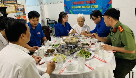 Bữa cơm với Mẹ Việt Nam anh hùng Mai Thị Đém.