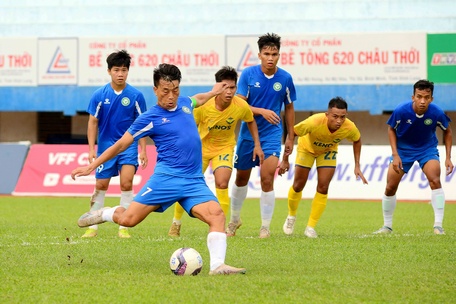 Pha sút penalty thành công của cầu thủ Trịnh Đức Bốn mở màn cho chiến thắng của ĐT Vĩnh Long trên sân nhà.Ảnh: DƯƠNG THU