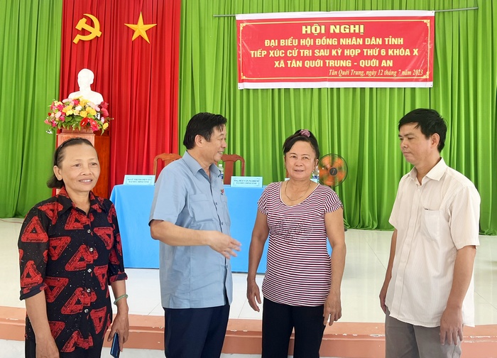  Ông Bùi Văn Nghiêm- Bí thư Tỉnh ủy, Chủ tịch HĐND tỉnh, trao đổi với cử tri huyện Vũng Liêm.