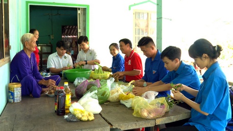 Giáo viên, học sinh Trường THPT Lưu Văn Liệt chuẩn bị bữa cơm với Mẹ Việt Nam anh hùng Nguyễn Thị Ở.