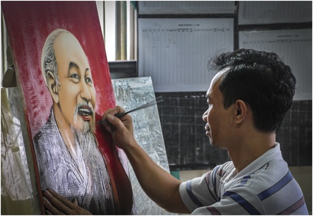 Nghệ nhân họa chân dung Bác Hồ. Ảnh: Nguyễn Hòa Bình
