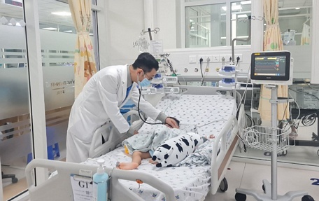 Phó Giám đốc Bệnh viện Nhi đồng Thành phố (TP Hồ Chí Minh) khám cho bệnh nhi bị sốt xuất huyết nặng.