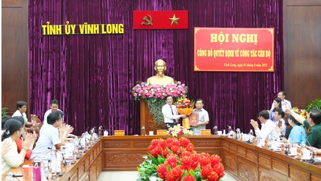 Bí thư Tỉnh ủy- Bùi Văn Nghiêm trao quyết định nghỉ hưu cho bác sĩ Văn Công Minh