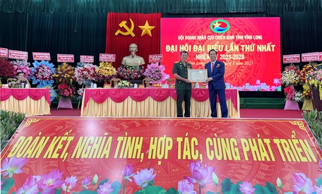 Ông Nguyễn Tấn Thanh- Phó Chủ tịch Hiệp hội Doanh nhân CCB Việt Nam tặng bằng khen cho tập thể xuất sắc.
