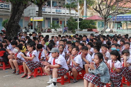 Học sinh lớp 1 sẽ tựu trường sớm nhất trong năm học mới 2023- 2024. Trong ảnh: Học sinh Trường TH Nguyễn Du (TP Vĩnh Long).