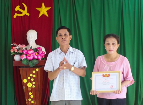  Lãnh đạo UBND xã Hòa Bình tặng giấy khen cho bà Đặng Thị Rết.