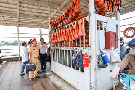 Đoàn công tác kiểm tra dụng cụ cứu sinh trên phà An Bình.   