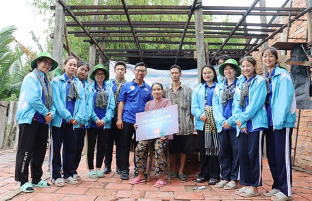 Các bạn trẻ đến thăm hỏi và trao kinh phí hỗ trợ bà Trịnh Thị Muộn sửa chữa lại nhà.