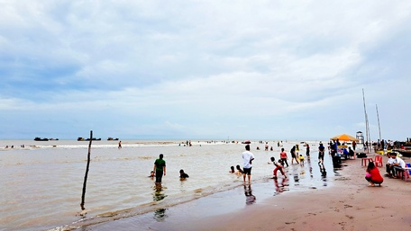 Vào dịp hè và ngày cuối tuần nên du khách đến Cồn Bửng rất đông.