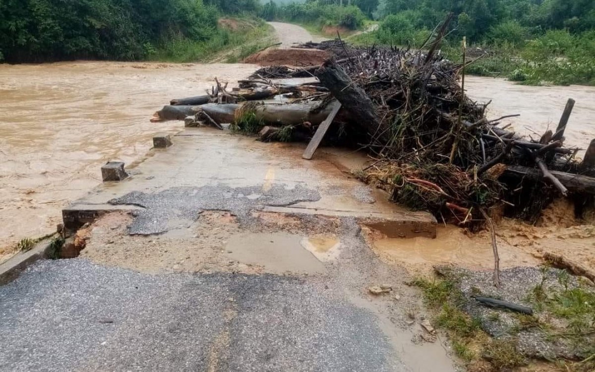 Một đoạn đường ở tỉnh Huaphanh, Bắc Lào bị lũ cuốn trôi. Ảnh: Đài phát thanh quốc gia Lào.