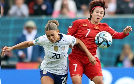 Tuyển thủ bóng đá nữ Việt Nam (số 7) trong trận đấu với ĐT Mỹ tại VCK World Cup nữ 2023.