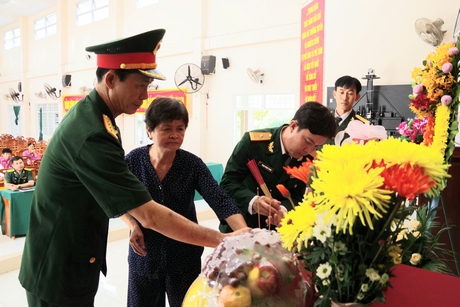 Lãnh đạo huyện Trà Ôn và xã Xuân Hiệp thắp hương tri ân liệt sĩ Huỳnh Văn Bảy.