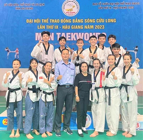 Các VĐV taekwondo Vĩnh Long thi đấu xuất sắc để “mở hàng” huy chương cho thể thao tỉnh nhà tại đại hội.