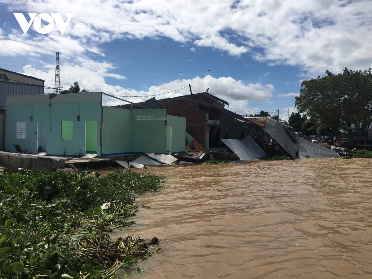 6 căn nhà của người dân ven sông bị sụp xuống dòng nước