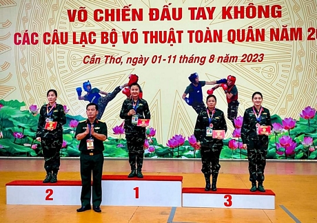BTC trao giải cho các VĐV đạt thành tích ở hạng cân 57-60kg của nữ, nhóm tuổi từ 28-35.