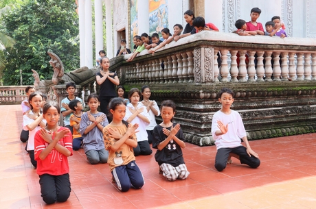 Các em nhỏ đến học múa và xem múa thường rất đông, qua đó lan tỏa và gìn giữ nét đẹp văn hóa truyền thống của đồng bào Khmer.