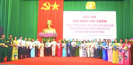 Chủ tịch UBND tỉnh Lữ Quang Ngời và Trưởng Ban Tuyên giáo Tỉnh uỷ Nguyễn Thị Minh Trang tặng hoa cho các thí sinh dự thi.