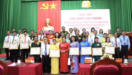 Bà Nguyễn Thị Minh Trang- Ủy viên Thường vụ Tỉnh ủy, Trưởng Ban Tuyên giáo Tỉnh ủy trao giải các thí sinh đạt giải của hội thi cấp tỉnh.