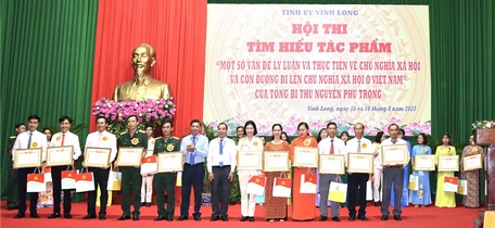 Ông Lê Minh Đức- Phó Trưởng Ban Tuyên giáo Tỉnh ủy trao giải các thí sinh đạt giải của hội thi cấp tỉnh.