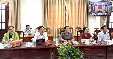 Đại biểu Trịnh Minh Bình (thứ hai từ trái sang) chất vấn Bộ Trưởng Bộ Tư pháp.