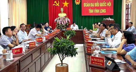 Đoàn Đại biểu Quốc hội đơn vị tỉnh Vĩnh Long tham dự trực tuyến phiên chất vấn và trả lời chất vấn tại phiên họp thứ 25.