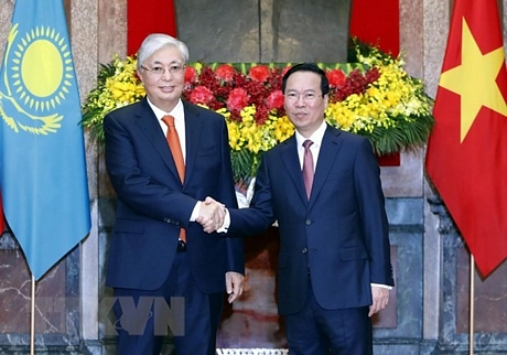 Chủ tịch nước Võ Văn Thưởng tiếp Tổng thống Kazakhstan Kassym-Jomart Tokayev. Ảnh: TTXVN