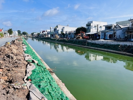 Sông Kinh Cụt trong lòng phố đang được thi công hoàn thành, trả lại mỹ quan.