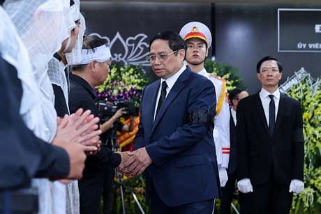 Thủ tướng Phạm Minh Chính chia buồn cùng gia đình đồng chí Lê Văn Thành. Ảnh VGP/Nhật Bắc