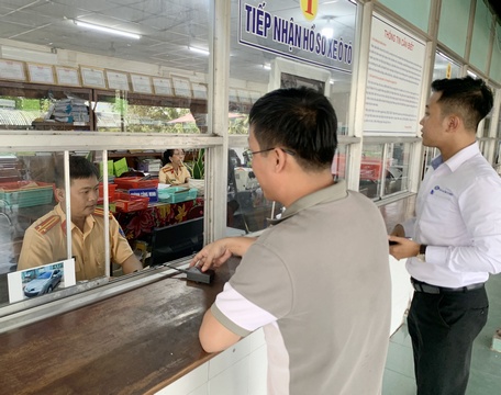 Người dân đến làm thủ tục đăng ký xe tại Phòng CSGT.