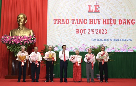 Bí thư Tỉnh ủy- Bùi Văn Nghiêm trao Huy hiệu Đảng cho các đảng viên cao niên tuổi Đảng.