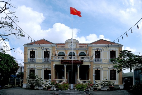 Nhà việc Long Châu (nay là nhà làm việc UBND TP Vĩnh Long) nơi giành chính quyền đầu tiên trong ngày 25/8/1945.