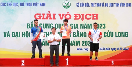 Lê Quốc Phong và Lê Thị Yến Nhi (bục 1)- 2 cung thủ đóng góp nhiều HC nhất cho ĐT bắn cung Vĩnh Long sau ngày thi đấu thứ 3.