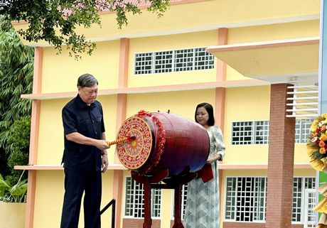 Ông Trần Văn Rón đánh trống khai giảng năm học mới tại Trường THCS Thuận An.