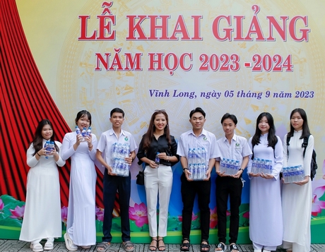 Bà Lý Thị Hồng Mai trao tặng đại diện nước tinh khiết cho học sinh trường THPT Lưu Văn Liệt.