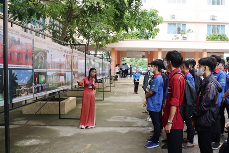 Tham quan hình ảnh và nghe thuyết minh về người học trò xuất sắc của Chủ tịch Hồ Chí Minh, người con ưu tú của quê hương Vĩnh Long.