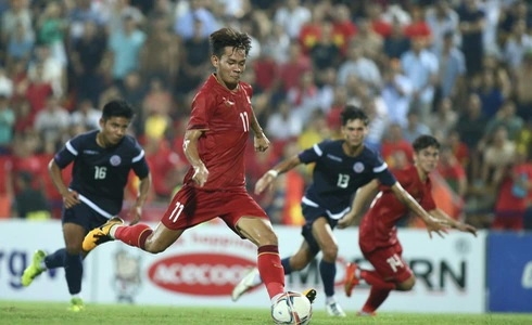 Bùi Vĩ Hào sút thành công quả đá 11m nâng tỷ số lên 6-0. Ảnh: TTO