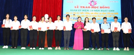 Bà Nguyễn Thị Minh Trang- Ủy viên Ban Thường vụ Tỉnh ủy, Trưởng Ban Tuyên giáo Tỉnh ủy trao học bổng cho các học sinh, sinh viên có thành tích học tập xuất sắc.