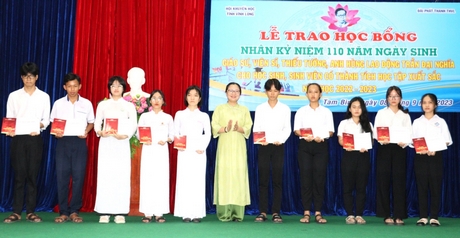 Phó Chủ tịch UBND tỉnh Nguyễn Thị Quyên Thanh trao học bổng cho các học sinh, sinh viên có thành tích học tập xuất sắc.