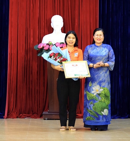 Bà Nguyễn Thị Minh Trang- Trưởng Ban Tuyên giáo Tỉnh ủy， trao giải nhất Hội thi Dân vũ thể thao cho Hội LHPN huyện Bình Tân.