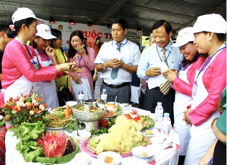 Ban giám khảo hội thi nhận xét, chấm điểm trình bày và thuyết trình của các đội.