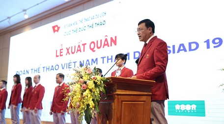 Ông Đặng Hà Việt báo cáo về công tác chuẩn bị của đoàn thể thao Việt Nam cho Asiad 19 - Ảnh: HOÀNG TÙNG