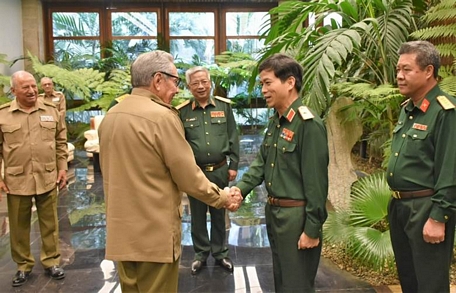  Thiếu tướng Hoàng Kim Phụng tháp tùng Thượng tướng Nguyễn Chí Vịnh chào xã giao Bí thư Thứ nhất BCH TW Đảng Cộng sản Cuba, Đại tướng Raúl Castro Ruz trong chuyến công tác tại Cuba tháng 11/2019.