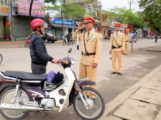 Cán bộ, chiến sĩ CSGT chào theo điều lệnh Công an nhân dân với người dân.